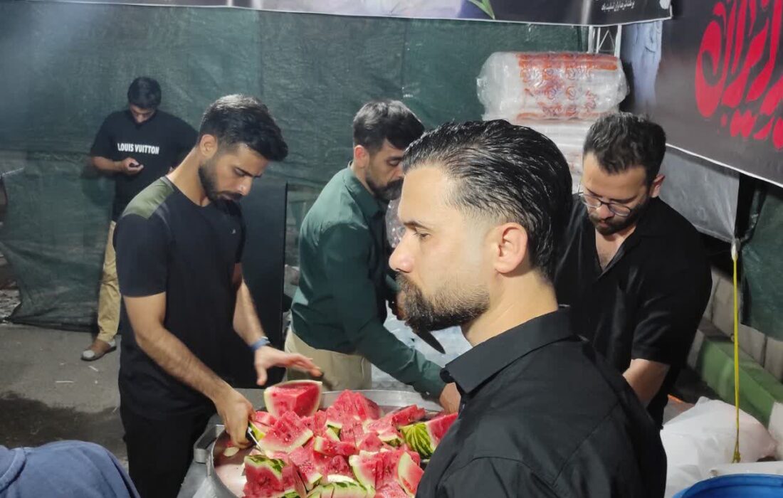 حضور هادی غرباقی در موکب هیأت تیراندازی استان قم برای خدمترسانی به زائران مراسم تشییع